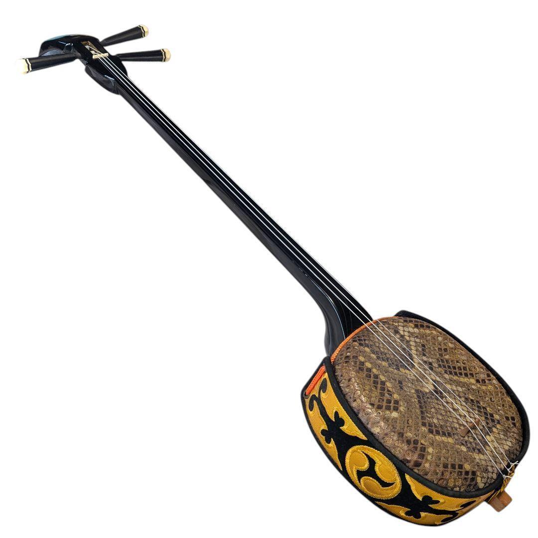 【極美品】沖縄 三線 本蛇革 強化張り 黒塗り棹 蛇皮 ハードケース 爪
