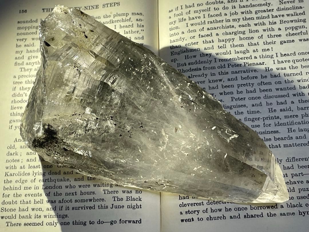 ガネッシュヒマール水晶ポイント　神々しい水晶　巨大で美しい　マスタークリスタル