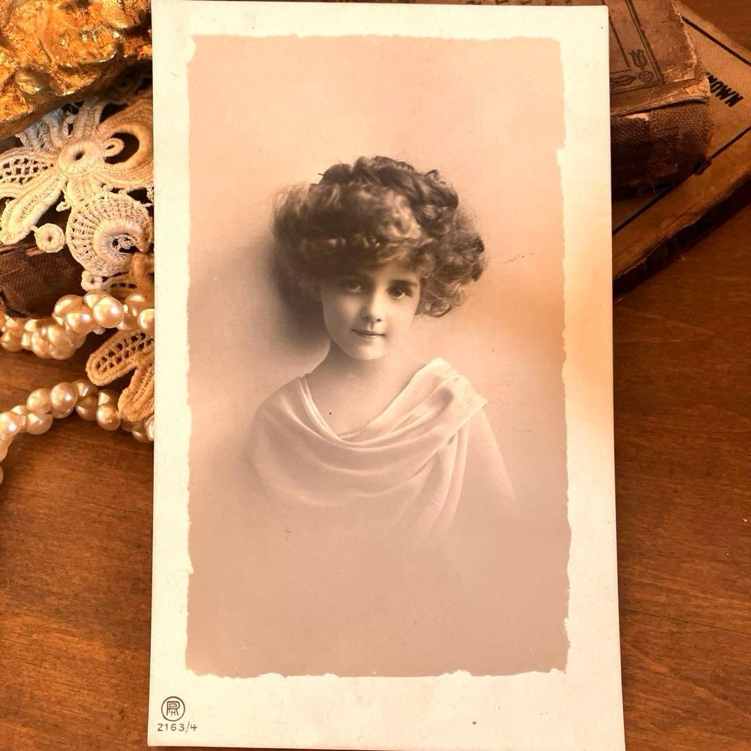 フランスアンティークポストカード アップスタイルのエレンちゃん