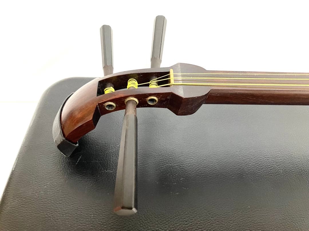 美品◆民謡三味線◆紅木 中棹 皮破れ無し 鼈甲撥／竹駒／替え弦／ケース付