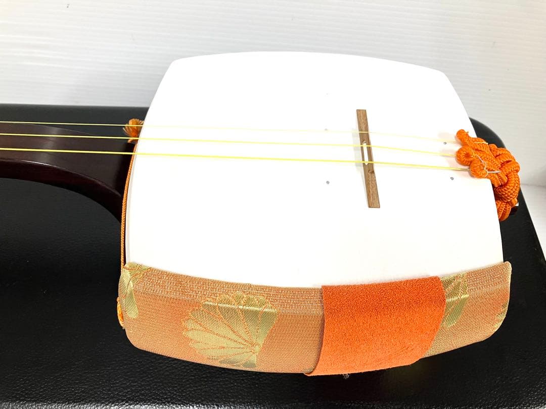 美品◆民謡三味線◆紅木 中棹 皮破れ無し 鼈甲撥／竹駒／替え弦／ケース付