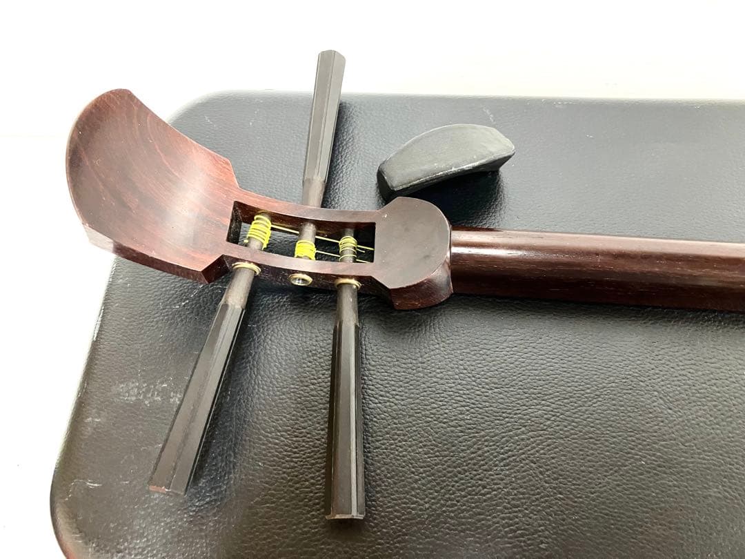 美品◆民謡三味線◆紅木 中棹 皮破れ無し 鼈甲撥／竹駒／替え弦／ケース付