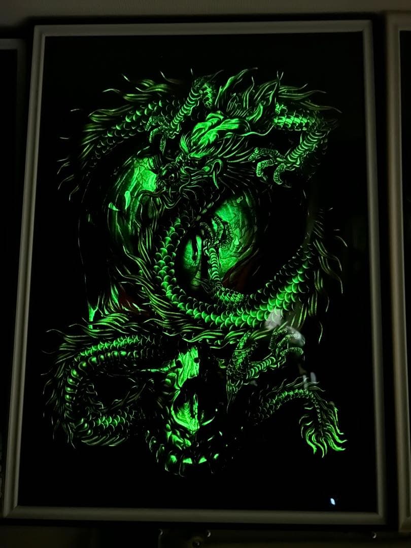 お部屋のインテリアに最適！フレーム付★インパクト大★暗闇で光る龍★A2サイズ