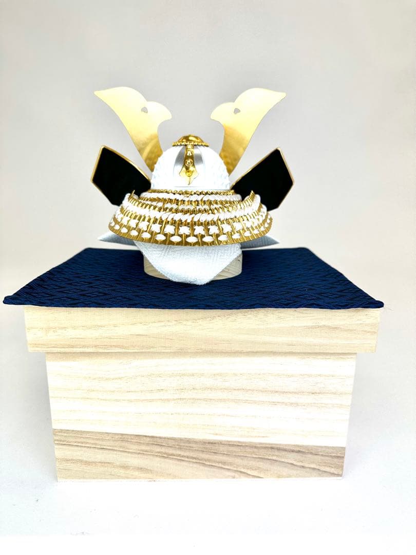 【五月人形】端午の節句　新品　白兜　大鍬　収納飾り　おしゃれ