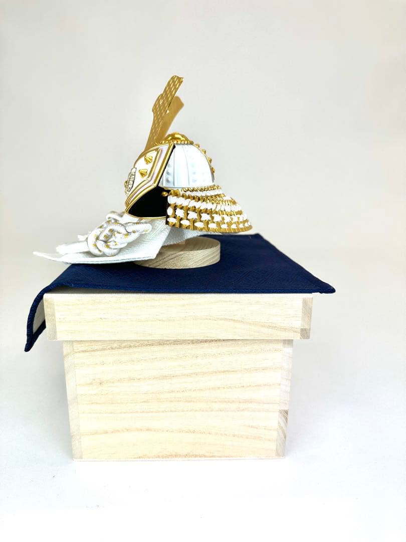 【五月人形】端午の節句　新品　白兜　大鍬　収納飾り　おしゃれ