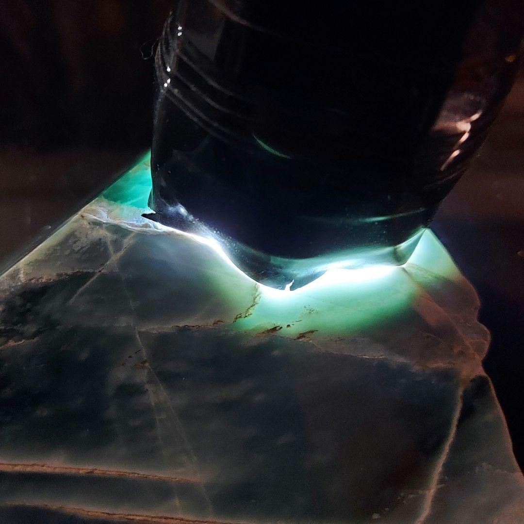 希少！独特のブルーグリーンが綺麗な グアテマラ翡翠 原石 ほぼ全面磨き 526