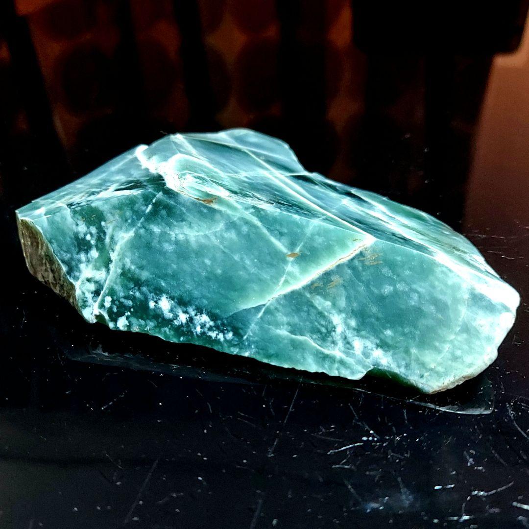 希少！独特のブルーグリーンが綺麗な グアテマラ翡翠 原石 ほぼ全面磨き 526