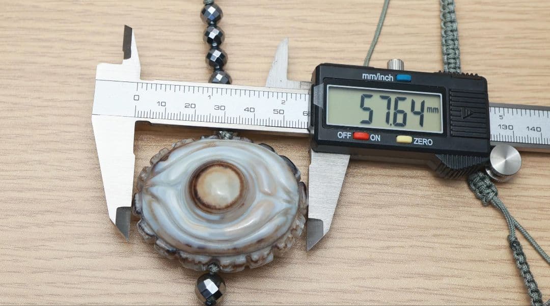 白色の大粒羊眼板天珠ネックレス