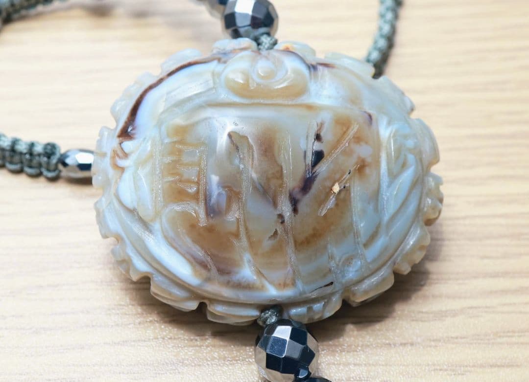 白色の大粒羊眼板天珠ネックレス