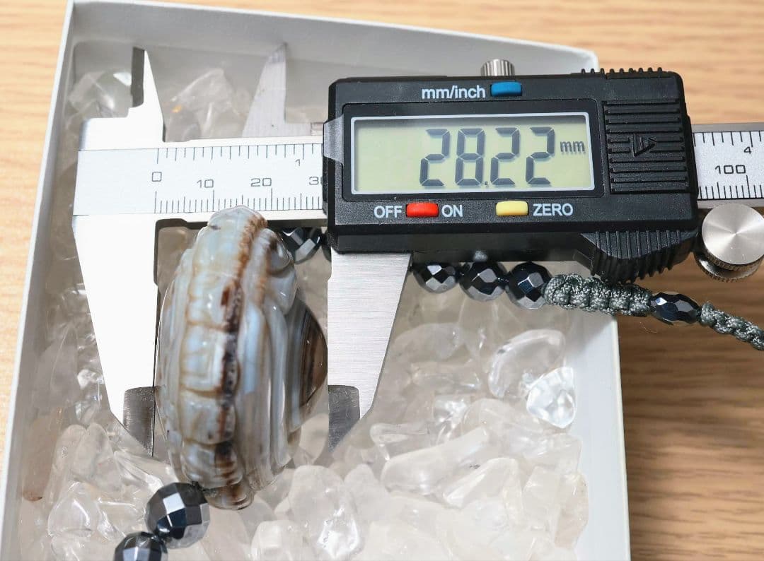 白色の大粒羊眼板天珠ネックレス