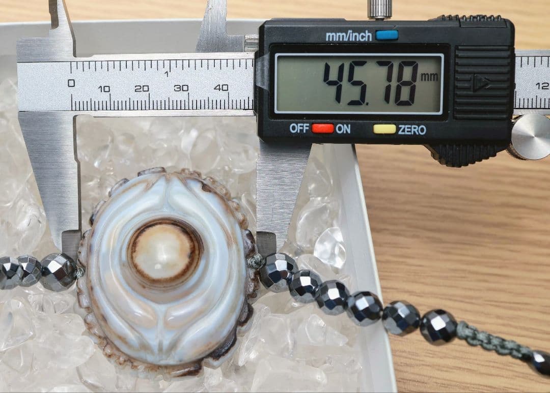白色の大粒羊眼板天珠ネックレス