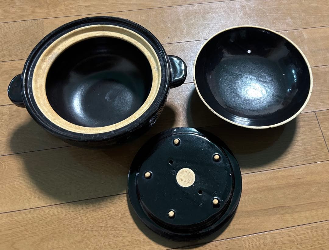黒い陶器製土鍋 蓋・皿付き