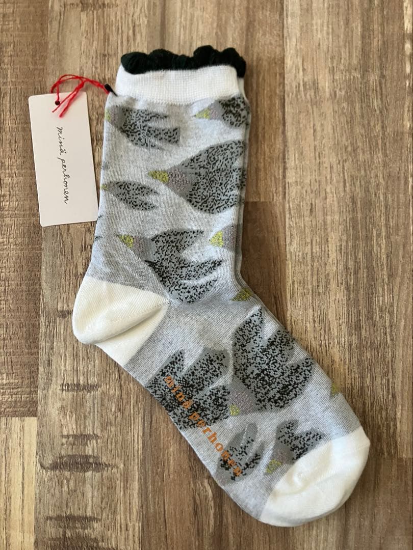 新品 minä perhonen（ミナ ペルホネン）鳥柄 ソックス グレー - メルカリ