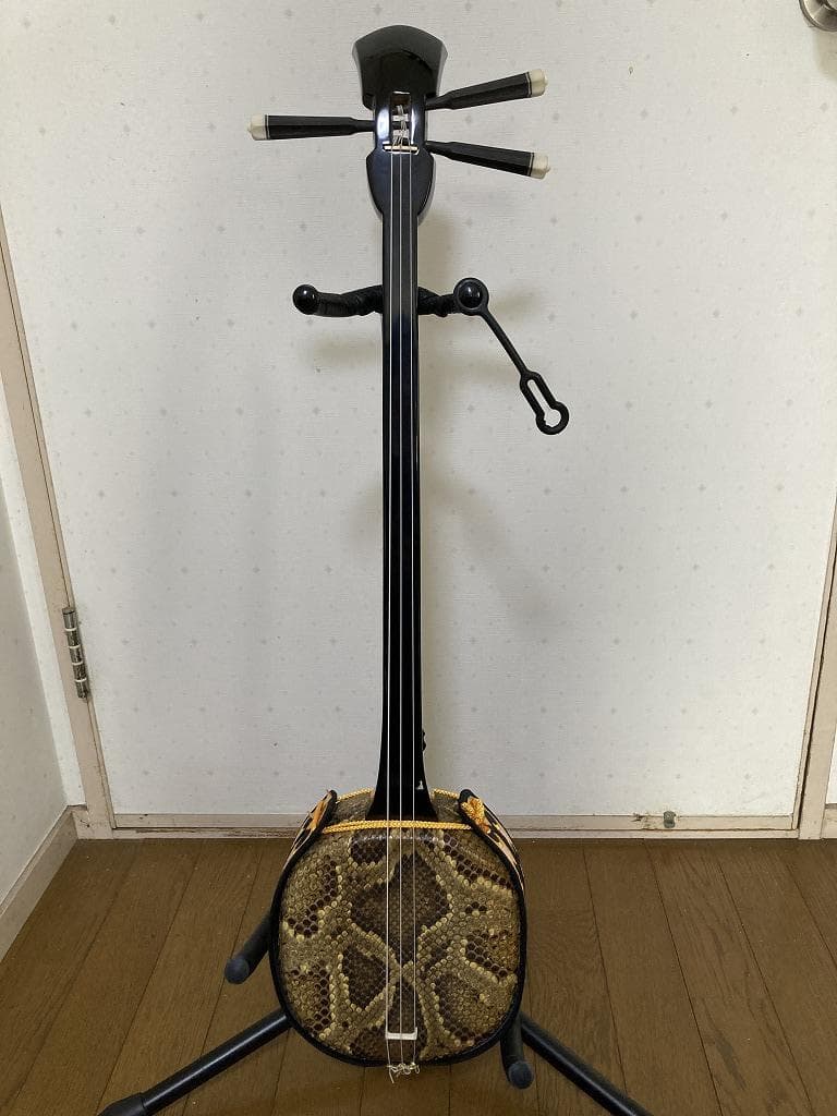 【美品】沖縄本蛇皮三線　ケース、付属品アリ 三線 沖縄三線 本皮 幸運の本蛇皮強化張り 白 真壁型 黒塗り