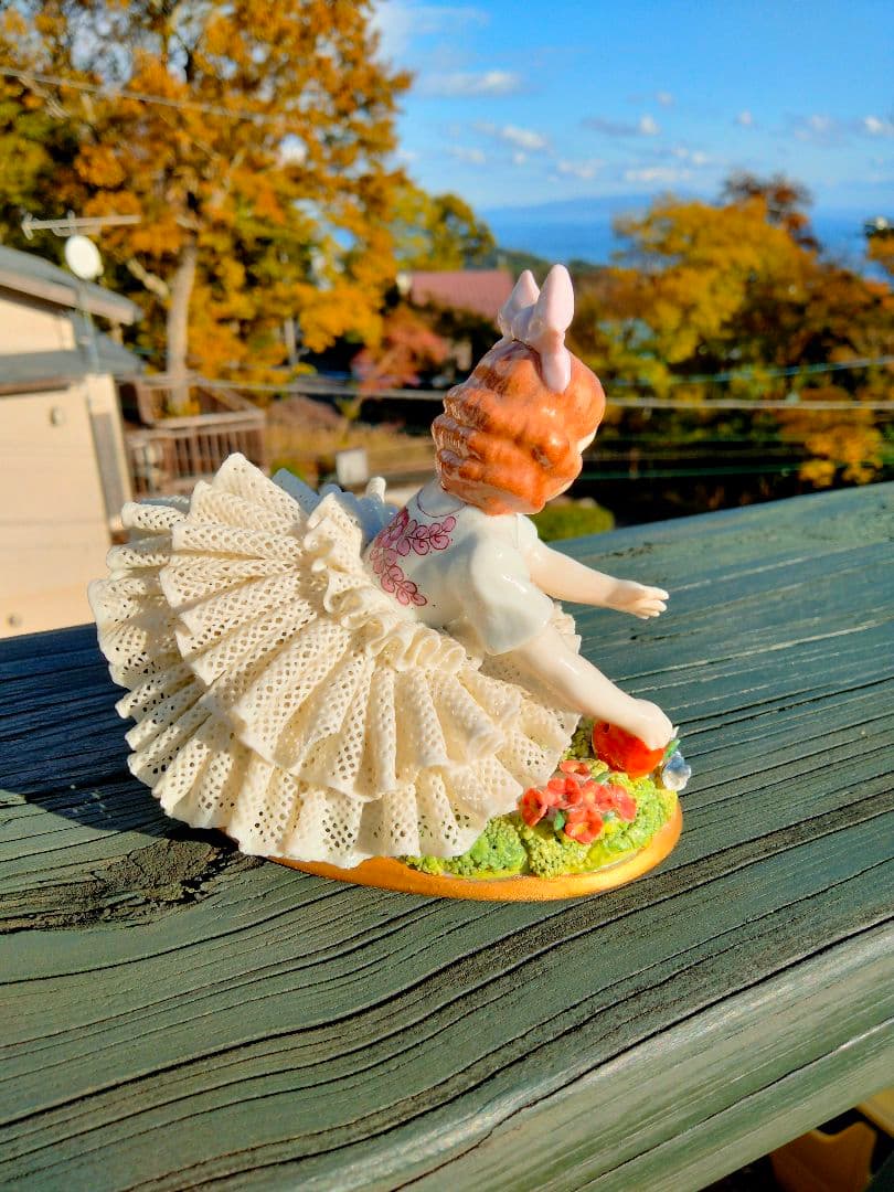 陶器製少女フィギュア 花の装飾