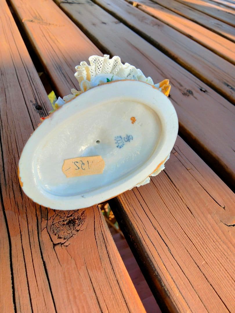 陶器製少女フィギュア 花の装飾