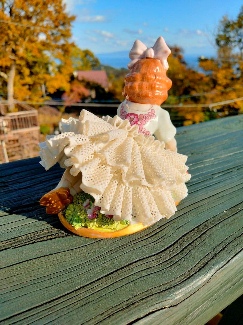 陶器製少女フィギュア 花の装飾