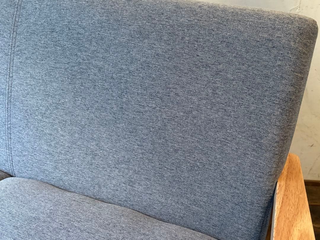 グレーの2人掛けソファ　2p モダン