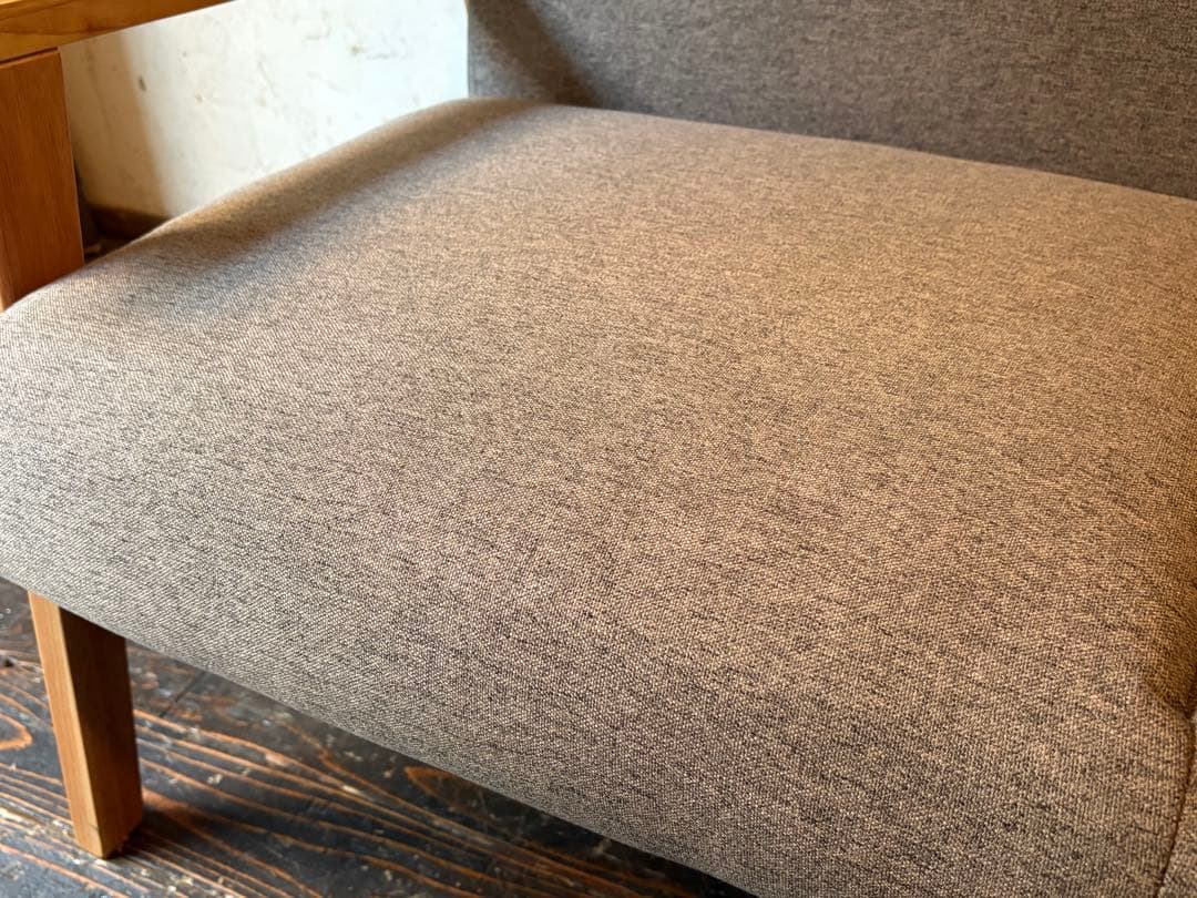 グレーの2人掛けソファ　2p モダン