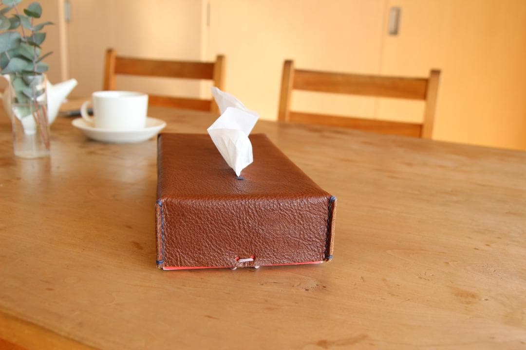 スッキリシンプル！『ヌメ革のBOXティッシュケース【チョコ】』栃木レザー