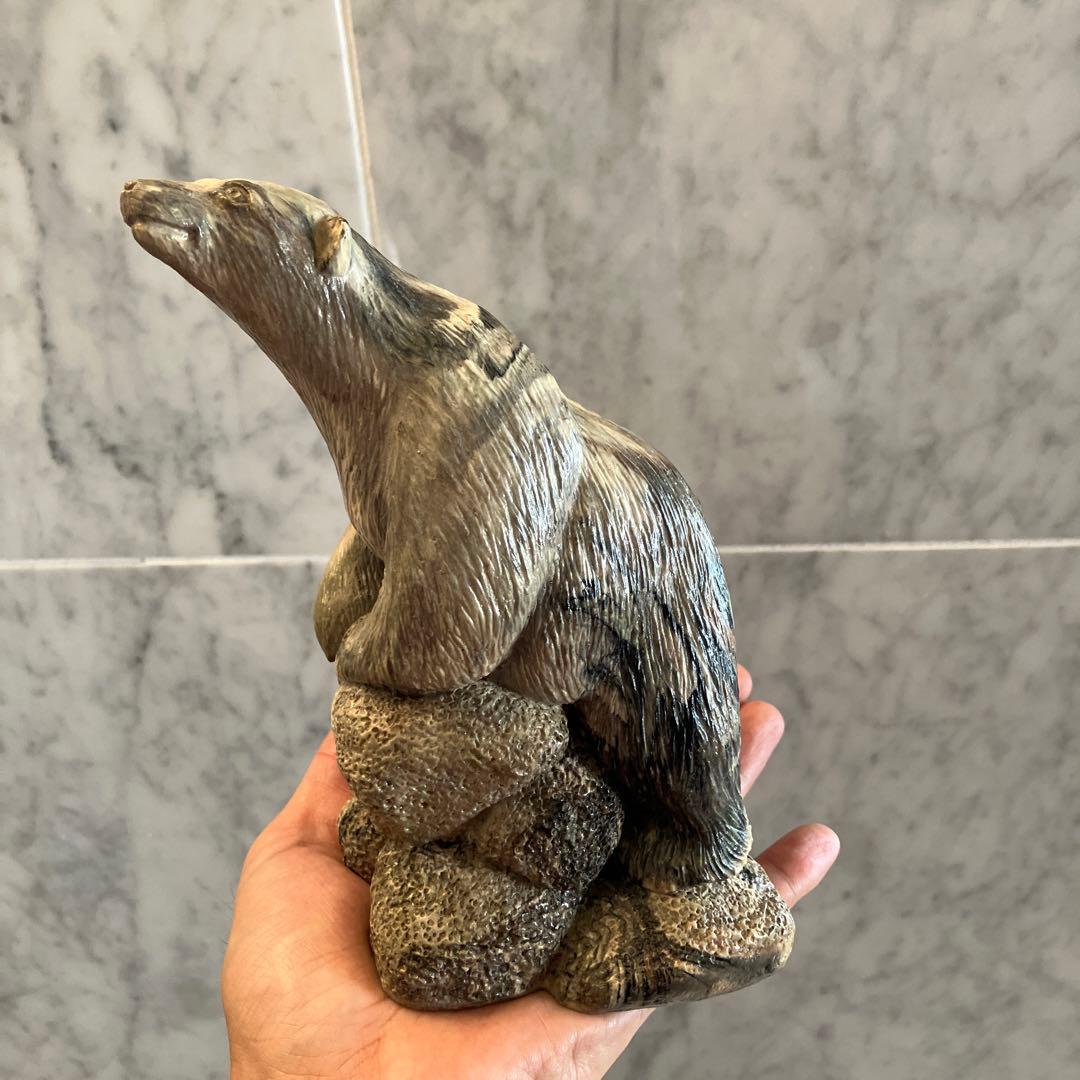 カナダビンテージ　精巧さと芸術性を兼ね備えるシロクマの天然石一刀彫のオブジェ