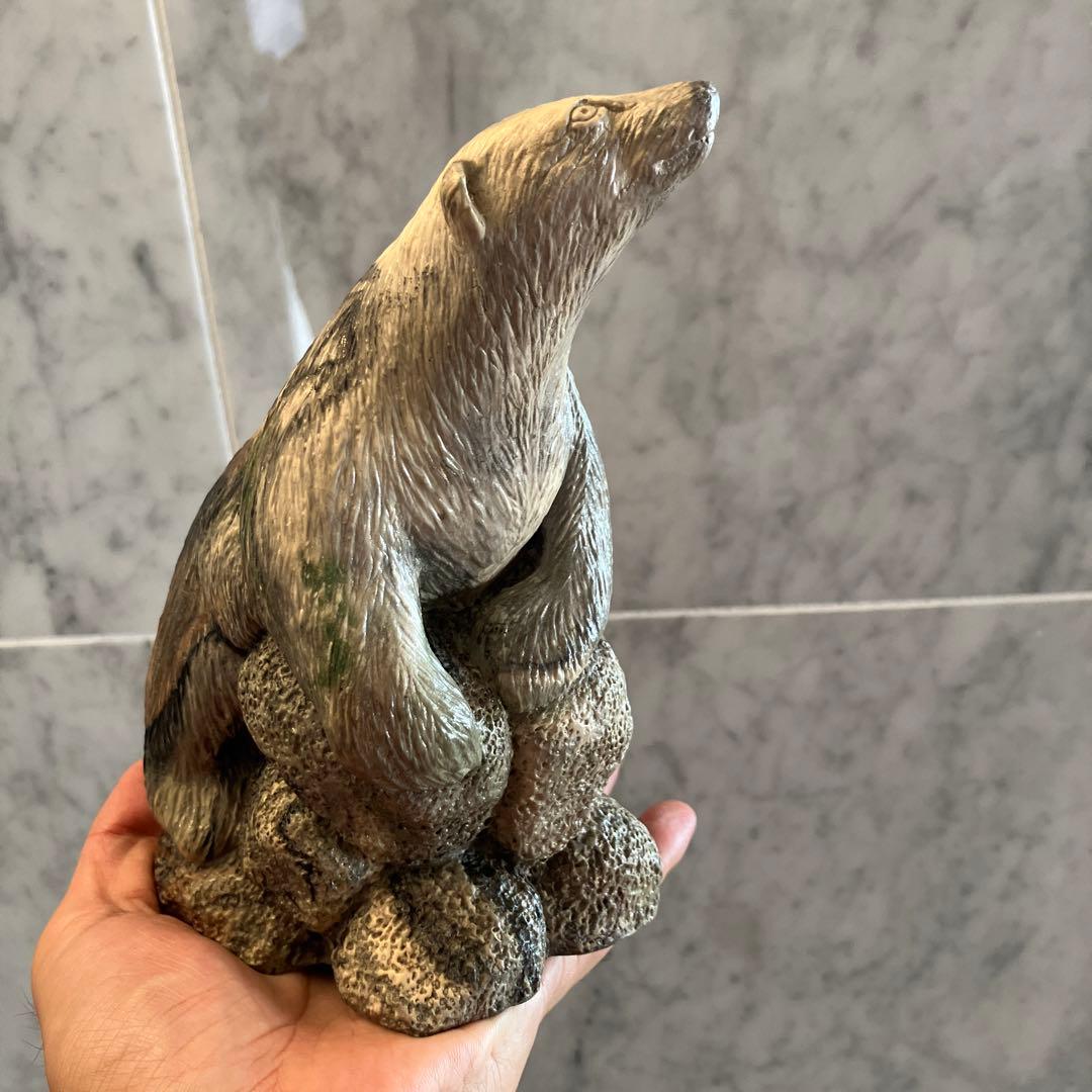 カナダビンテージ　精巧さと芸術性を兼ね備えるシロクマの天然石一刀彫のオブジェ