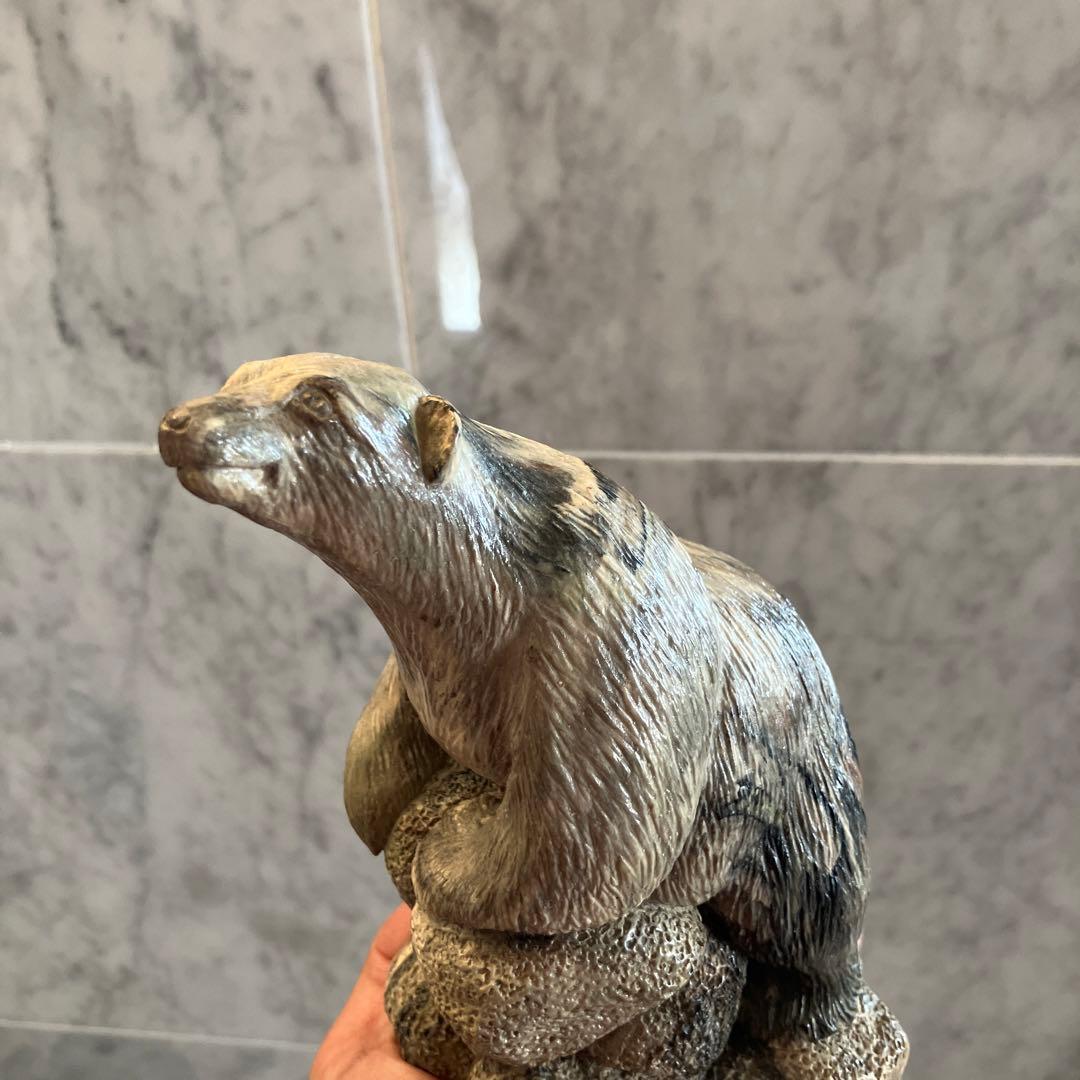 カナダビンテージ　精巧さと芸術性を兼ね備えるシロクマの天然石一刀彫のオブジェ