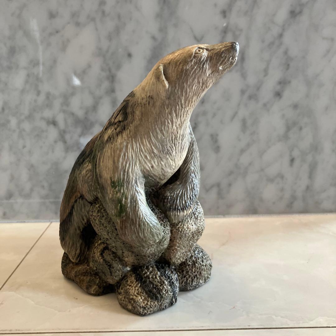 カナダビンテージ　精巧さと芸術性を兼ね備えるシロクマの天然石一刀彫のオブジェ