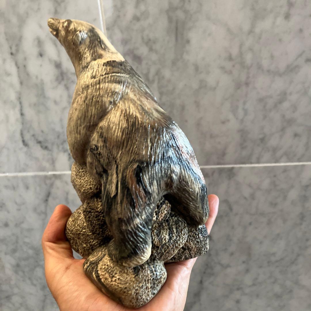 カナダビンテージ　精巧さと芸術性を兼ね備えるシロクマの天然石一刀彫のオブジェ