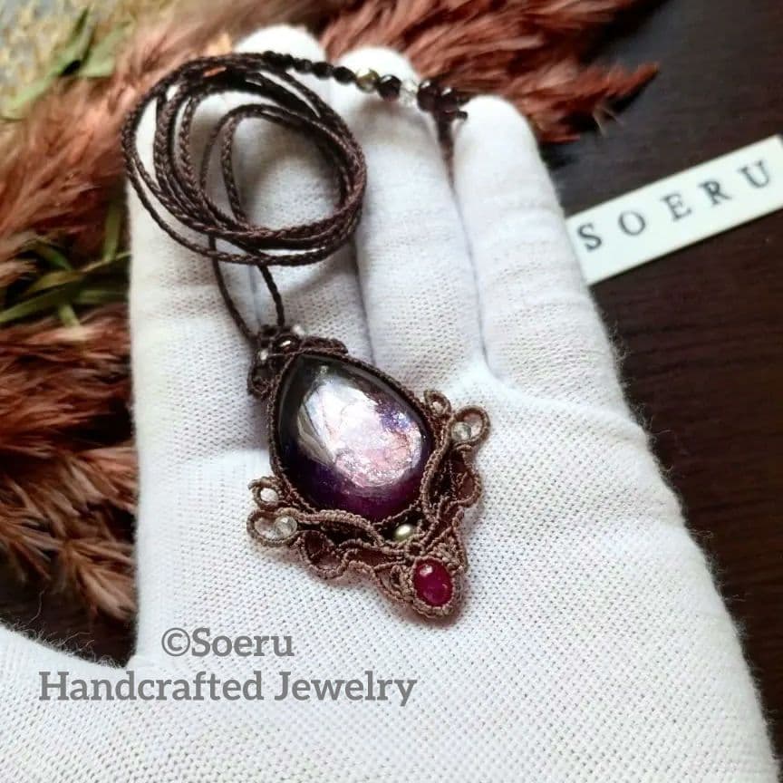 レピドライト＆ルビーのマクラメ編みネックレス　ペンダント　天然生
