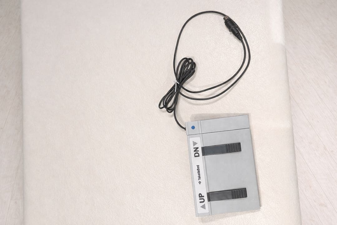 電動昇降付 有孔施術台／エステ マッサージ ベッド