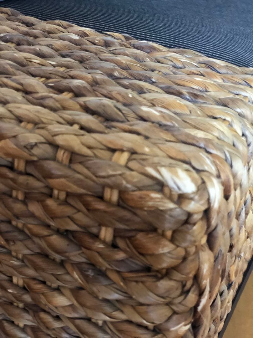 天然素材ウォーターヒヤシンスと布地のシンプルなベンチ