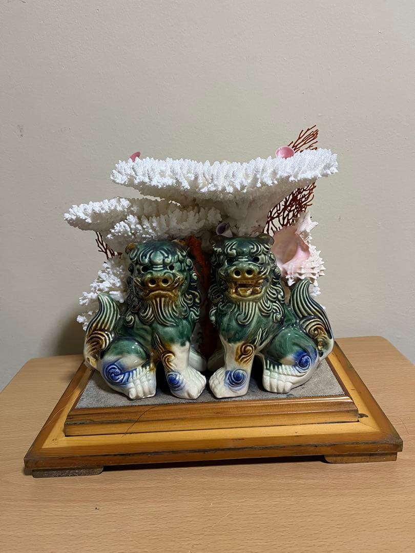 珊瑚 天然 サンゴ　アンティーク　置物　珊瑚礁 陶器製獅子像とサンゴの装飾