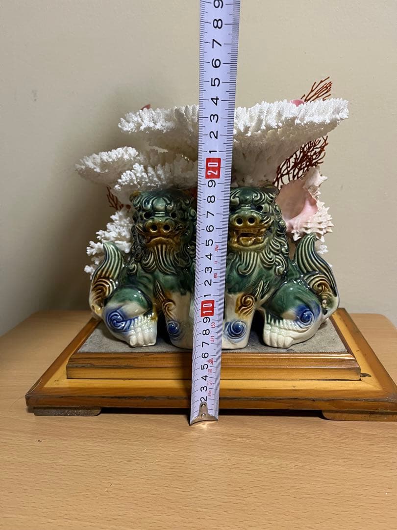 珊瑚 天然 サンゴ　アンティーク　置物　珊瑚礁 陶器製獅子像とサンゴの装飾