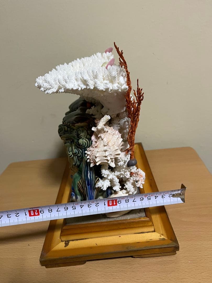珊瑚 天然 サンゴ　アンティーク　置物　珊瑚礁 陶器製獅子像とサンゴの装飾