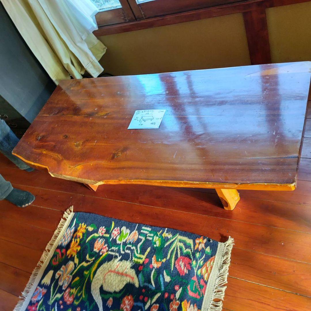 イチイ（一位）の一枚板のロ－テ－ブルです。