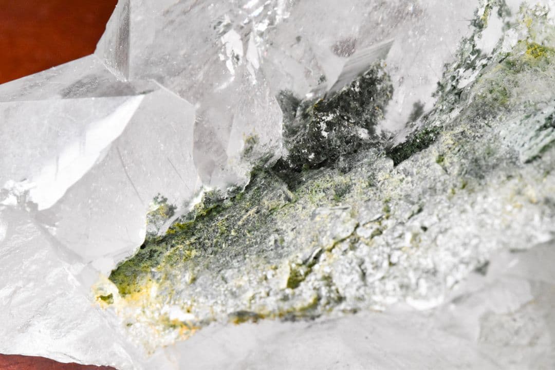 マニハール産 大きなV字谷のあるポイント クローライトインオン