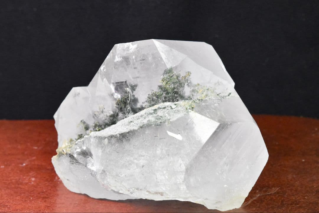 マニハール産 大きなV字谷のあるポイント クローライトインオン