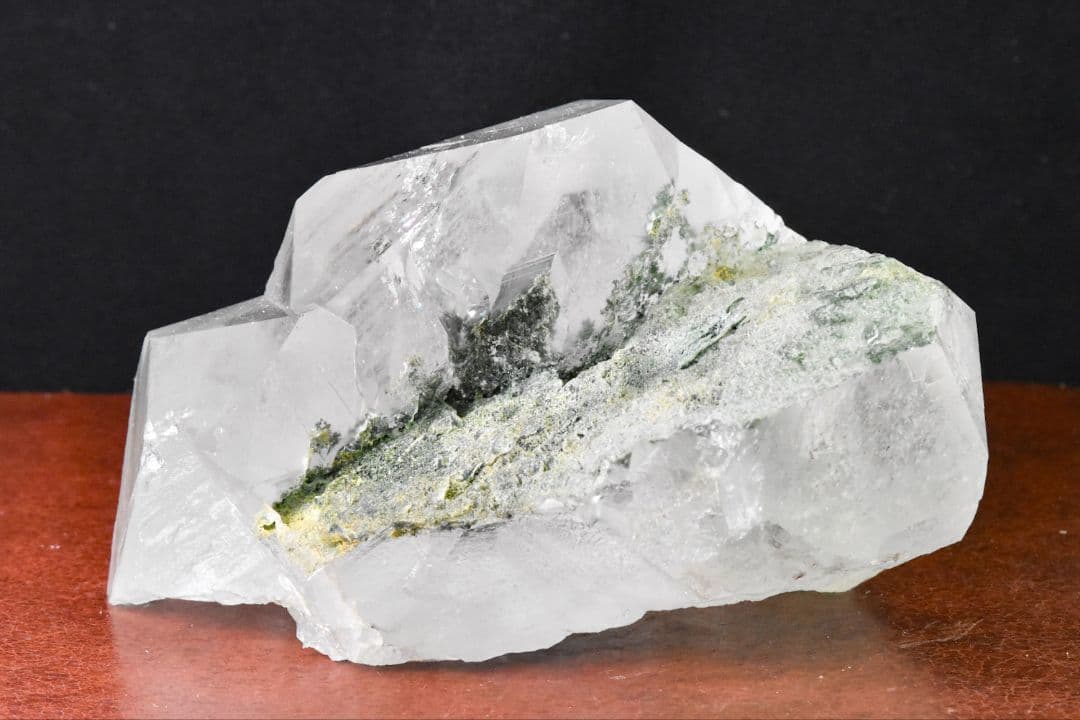 マニハール産 大きなV字谷のあるポイント クローライトインオン