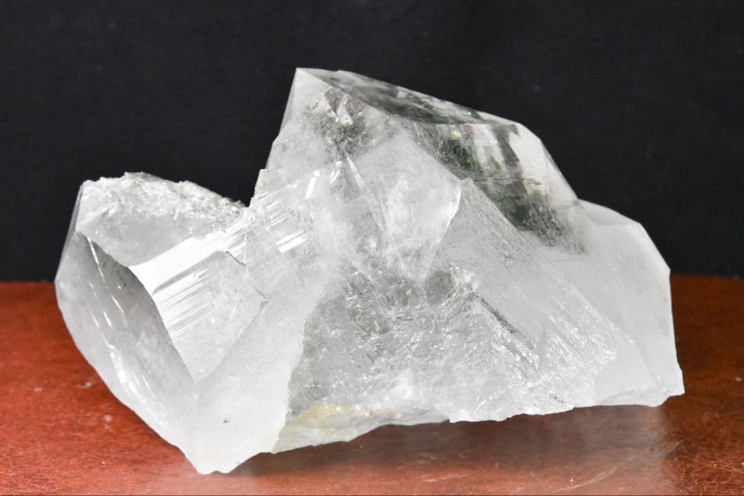 マニハール産 大きなV字谷のあるポイント クローライトインオン