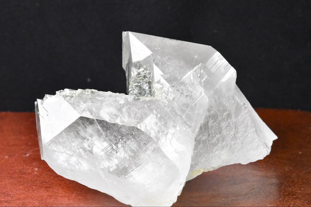 マニハール産 大きなV字谷のあるポイント クローライトインオン