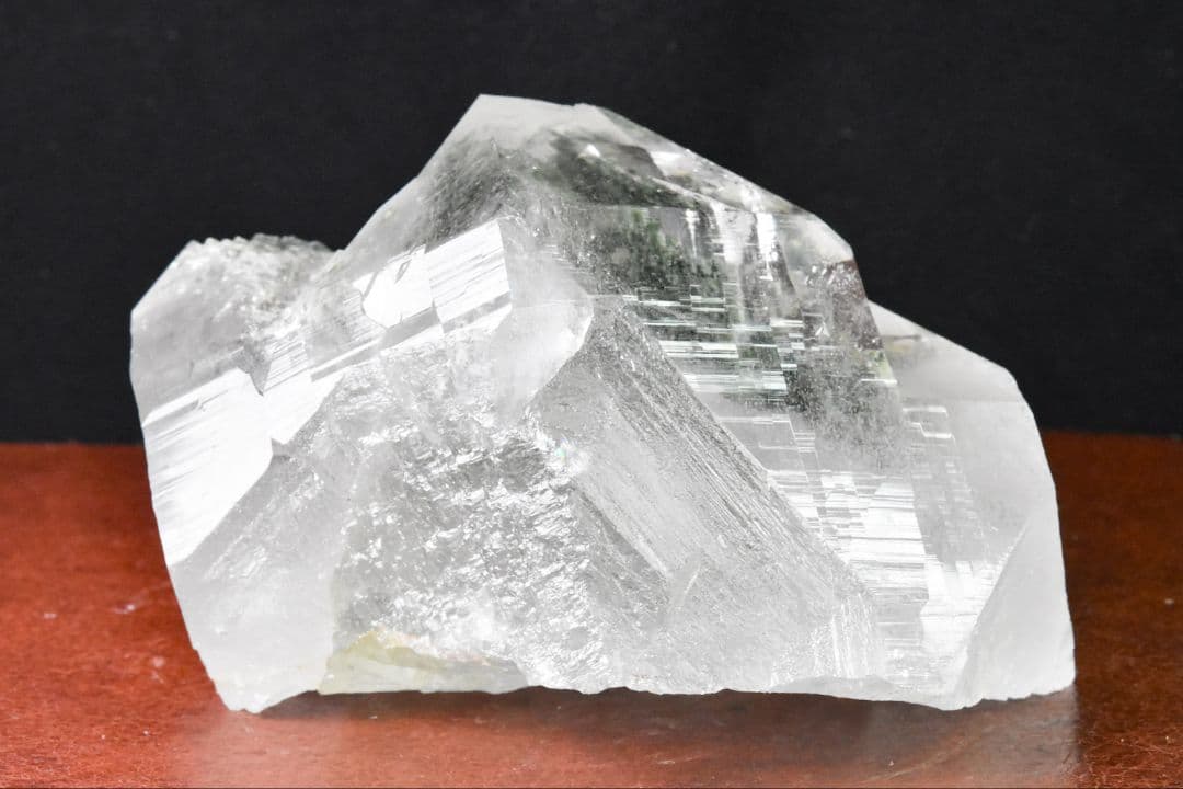 マニハール産 大きなV字谷のあるポイント クローライトインオン