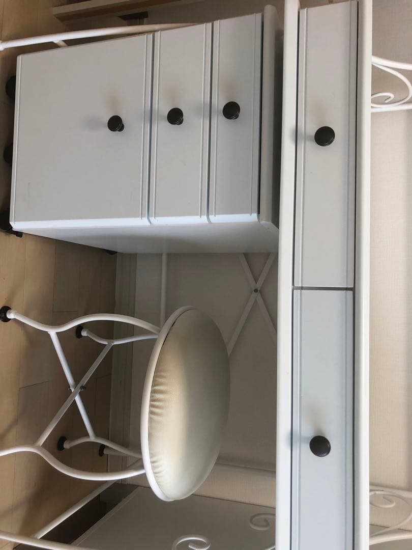 ニトリ　学習机　ワゴン、いす付き　猫脚風　ドレッサー　白