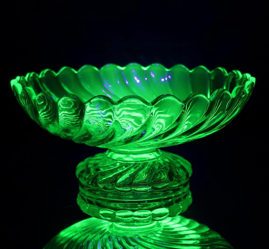 オールド・バカラ 激レア ウランガラス製 バンブー 花型コンポート アンティーク