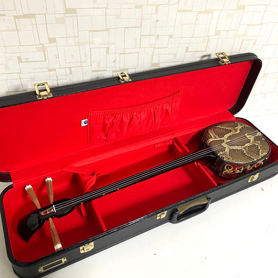 沖縄三線 本皮 守礼印 蛇革 国産 米須三線店 ハードケース付き 国産 守礼印 ハードケース 琉球 沖縄 三線 全長79cm 蛇皮柄 - メルカリ