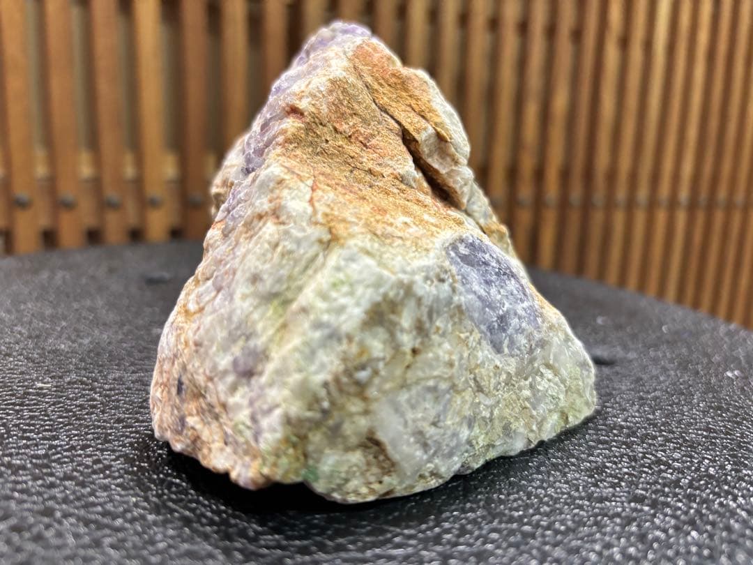 大化けするかも❣️❣️ 天然紫色 原石 紫色と緑色の混合 １６５６g