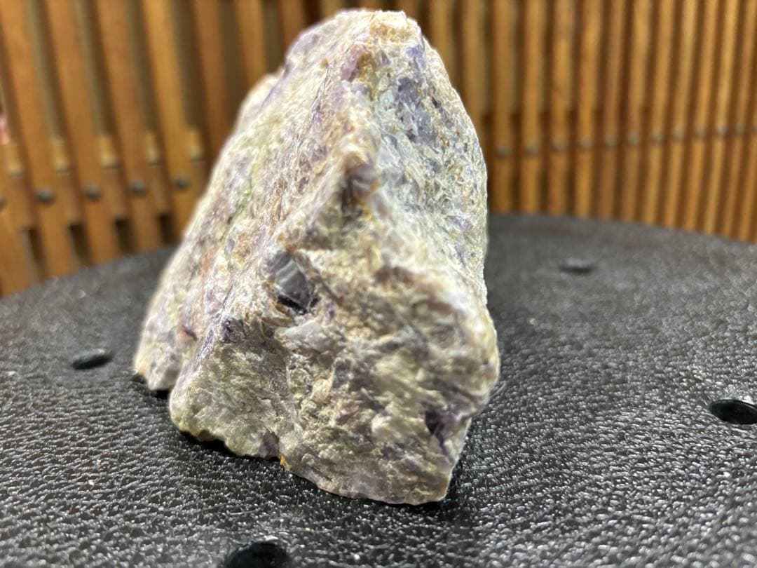 大化けするかも❣️❣️ 天然紫色 原石 紫色と緑色の混合 １６５６g