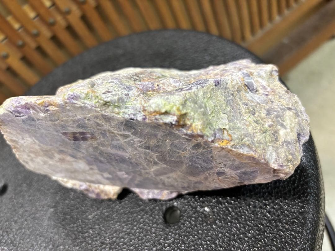 大化けするかも❣️❣️ 天然紫色 原石 紫色と緑色の混合 １６５６g