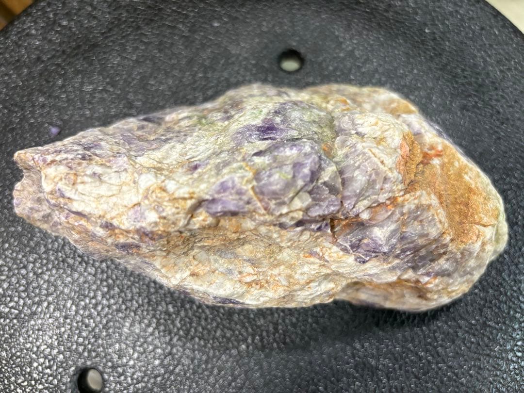 大化けするかも❣️❣️ 天然紫色 原石 紫色と緑色の混合 １６５６g