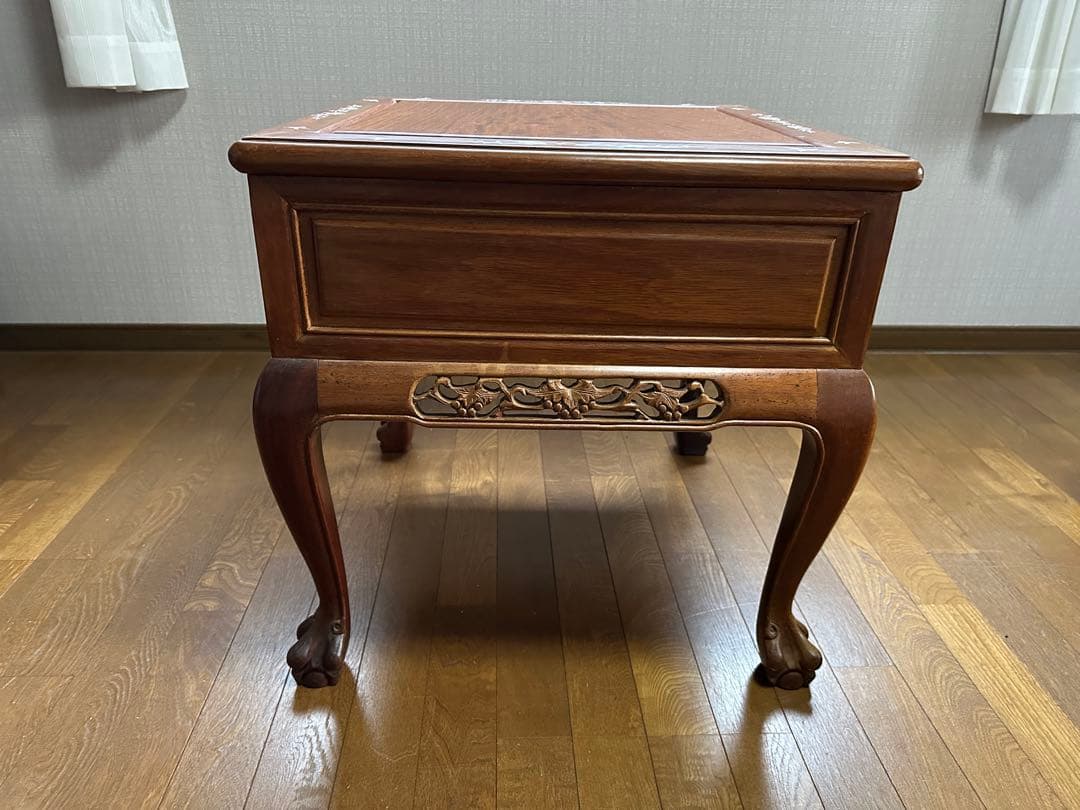 螺鈿入りサイドテーブル(木製彫刻入り)